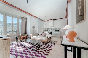 55-inch Smart TV with satellite channels, Netflix, streaming services