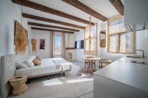 Estudio | Minibar, caja de seguridad en la habitación y cortinas blackout