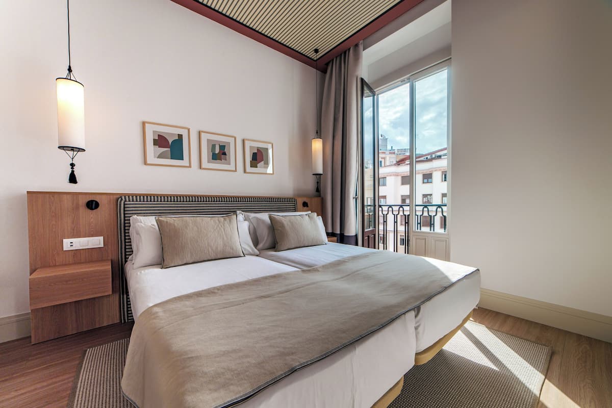 Minibar, odada kasa, güneşlik/perde, ses yalıtımı