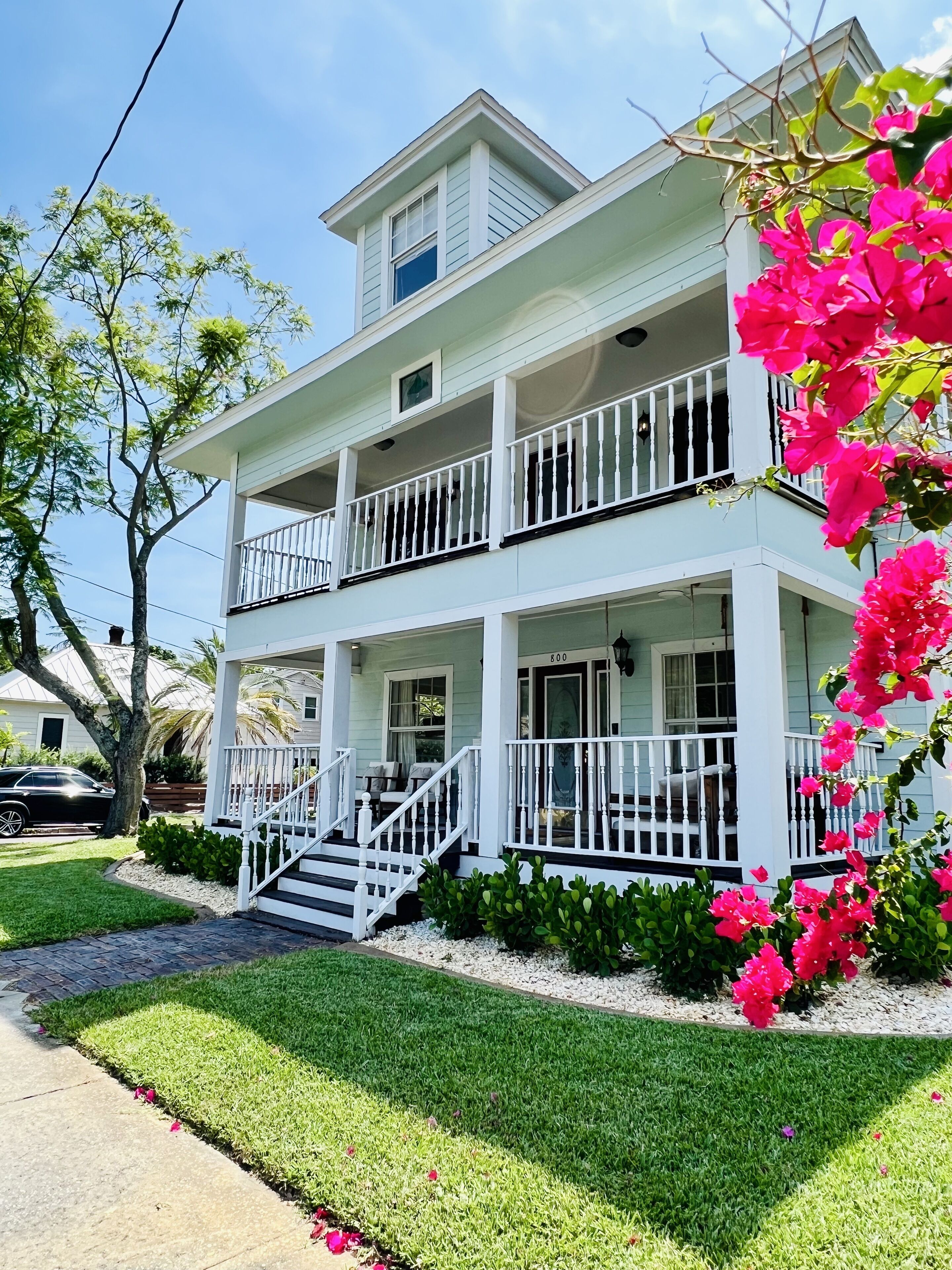 Large Six Bedroom Home, Walkable to Downtown St. Pete, 20 mins To Beaches