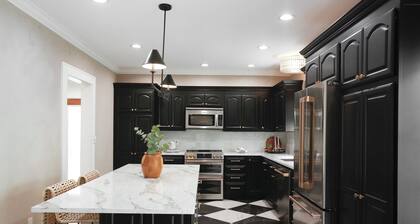 Large Six Bedroom Home, Walkable to Downtown St. Pete, 20 mins To Beaches