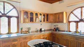 Refrigerador con congelador, microondas, horno y parrilla de estufa