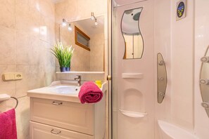 Dusche, Haartrockner, Handtücher