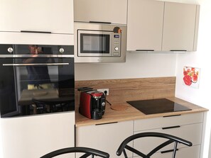 Een koelkast, een microgolfoven, een oven, een vaatwasser
