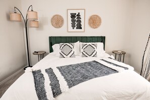 4 عدّة غرف نوم ومكتب ومكواة/لوح كي وسرير سفر