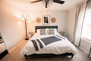 4 Schlafzimmer, Schreibtisch, Bügeleisen/Bügelbrett, Reisekinderbett