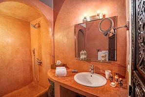 Dusche, Regendusche, Haartrockner, Bademäntel