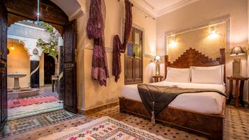 Tremannsrom – classic | Safe på rommet, individuelt dekorert og individuelt innredet