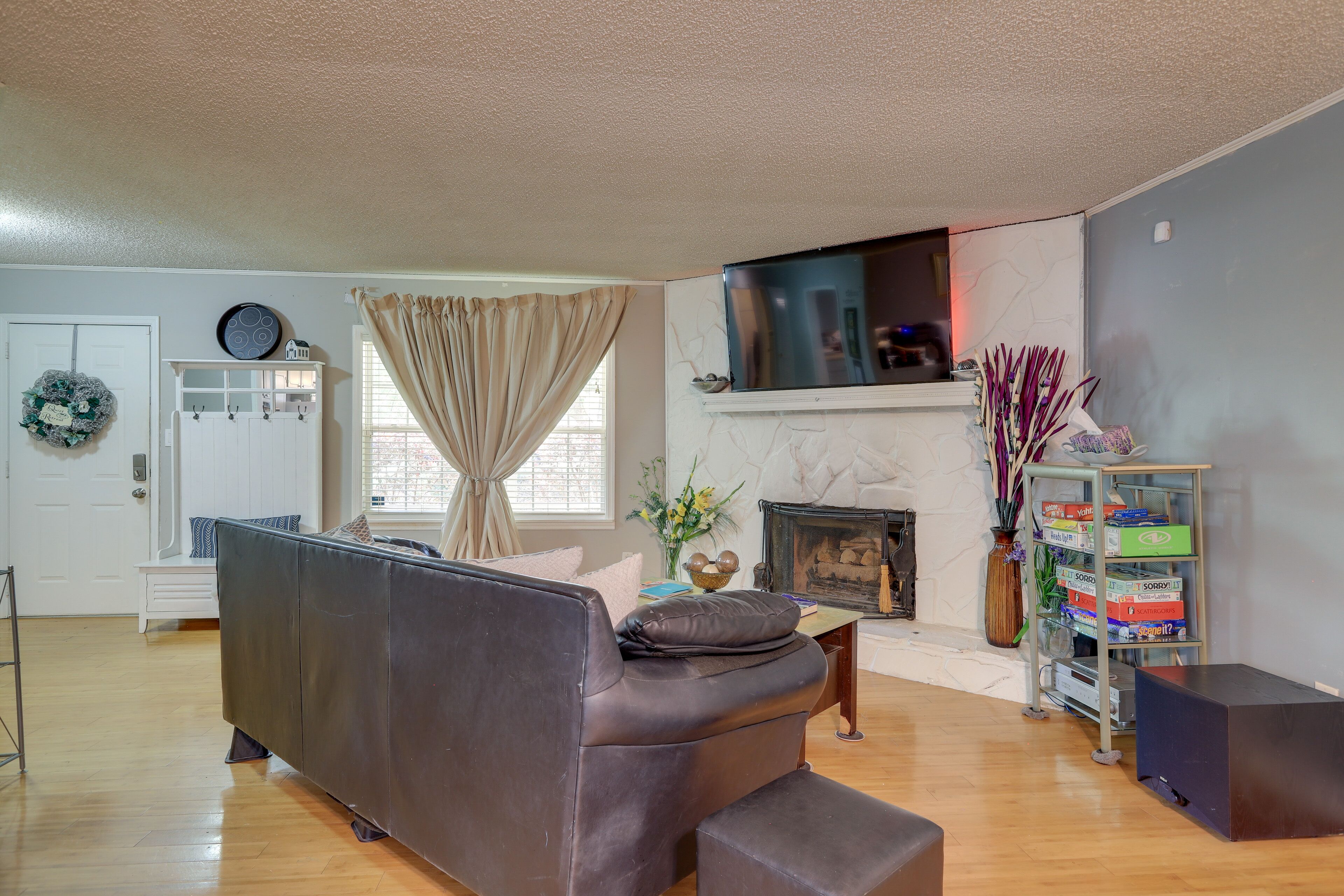 Jonesboro Home w/ Screened-In Porch & Fire Pit!