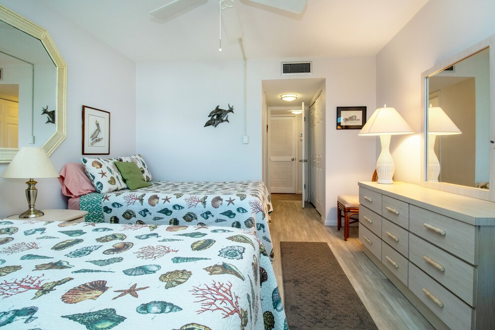 DIRECTLY ON SIESTA KEY BEACH! CRYSTAL SANDS, SPECTACULAR BEACH AND GULF