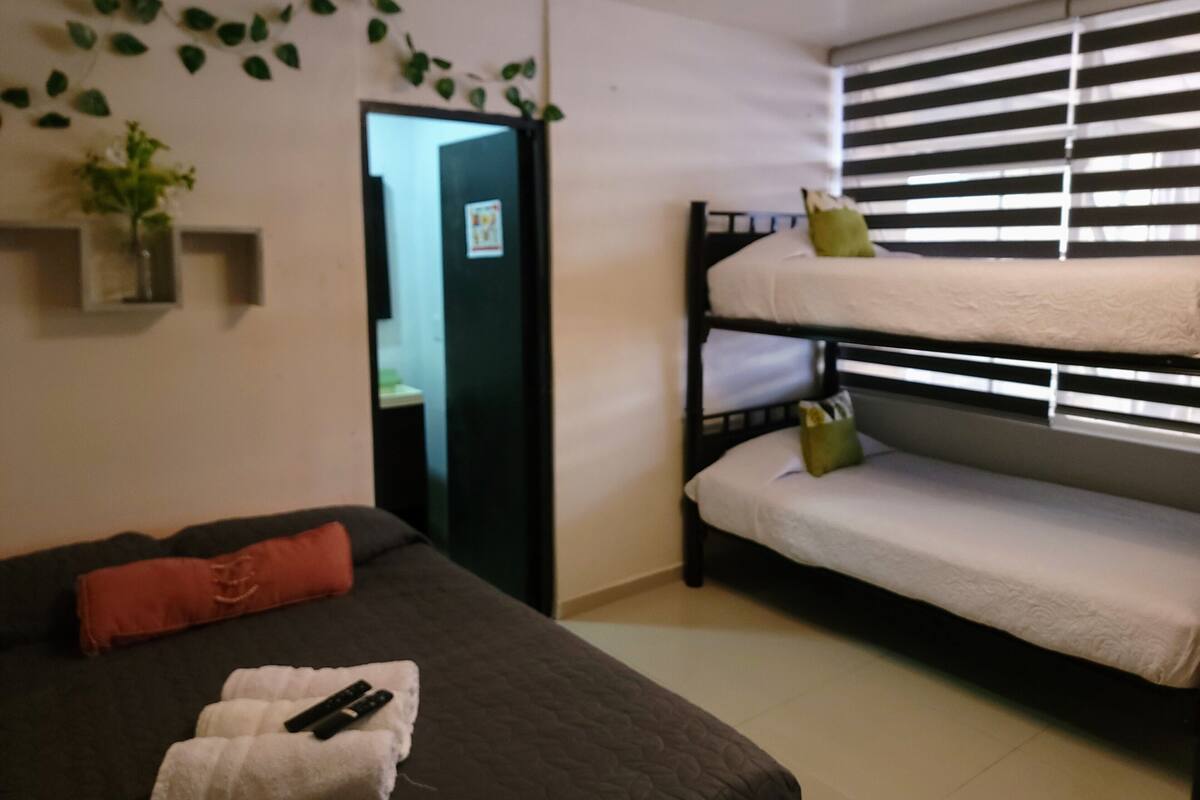 Quarto quádruplo | Wi-Fi de cortesia, individualmente decorados, individualmente mobiliados