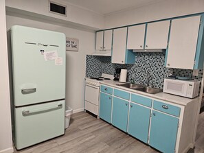 Microwave, cookware/dishes/utensils