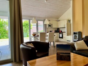 Télévision, cheminée, lecteur de DVD, chaîne hi-fi