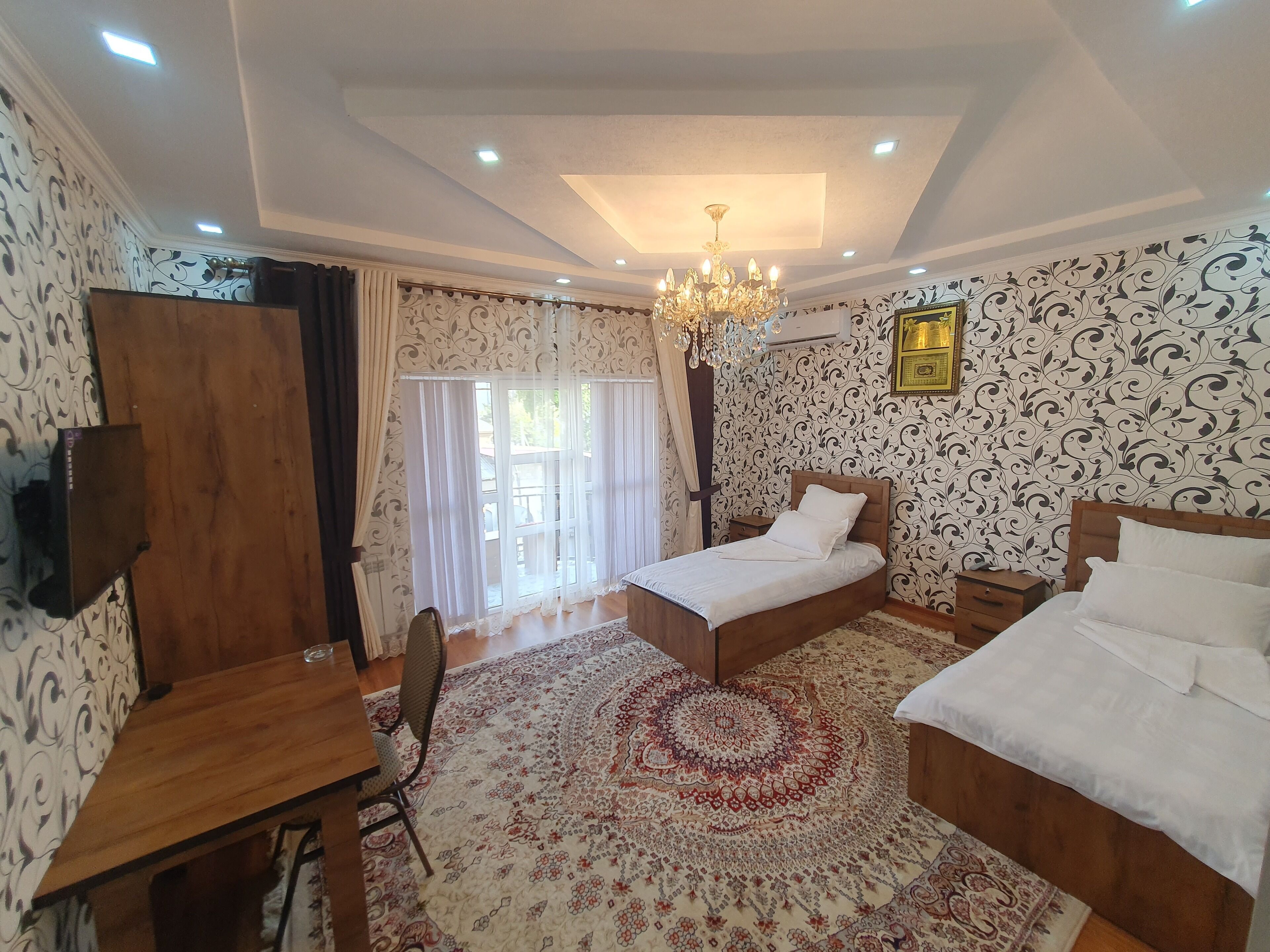 5 habitaciones, tabla de planchar con plancha, wifi y ropa de cama 