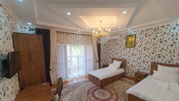 5 quartos, ferros/tábuas de passar roupa, Wi-Fi, roupa de cama