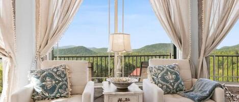 TV connectée, cheminée, livres