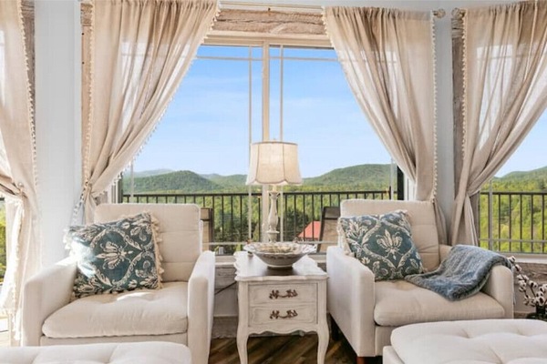 Smart TV, chimenea, libros