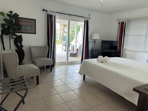 5 bedrooms, free WiFi, bed sheets - Amazing sunsets!  6 person hot tub & private 270’ lighted fishing pier! (Bacliff)