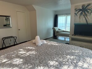 5 bedrooms, free WiFi, bed sheets - Amazing sunsets!  6 person hot tub & private 270’ lighted fishing pier! (Bacliff)