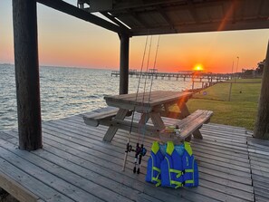 Outdoor dining - Amazing sunsets!  6 person hot tub & private 270’ lighted fishing pier! (Bacliff)