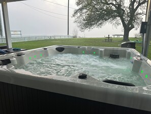 Outdoor spa tub - Amazing sunsets!  6 person hot tub & private 270’ lighted fishing pier! (Bacliff)