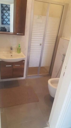 Dusche, Haartrockner, Handtücher, Toilettenpapier