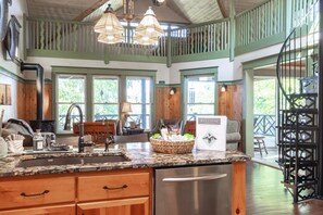 المنشأة من الداخل