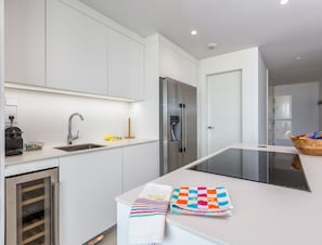 Private kitchen - ViVi Homes pool, Cameron apartment (Fuengirola)