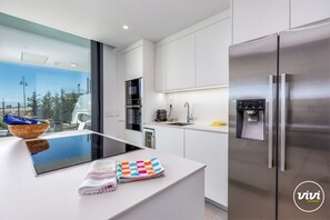 Køleskab, mikrobølgeovn, ovn, kogeplade