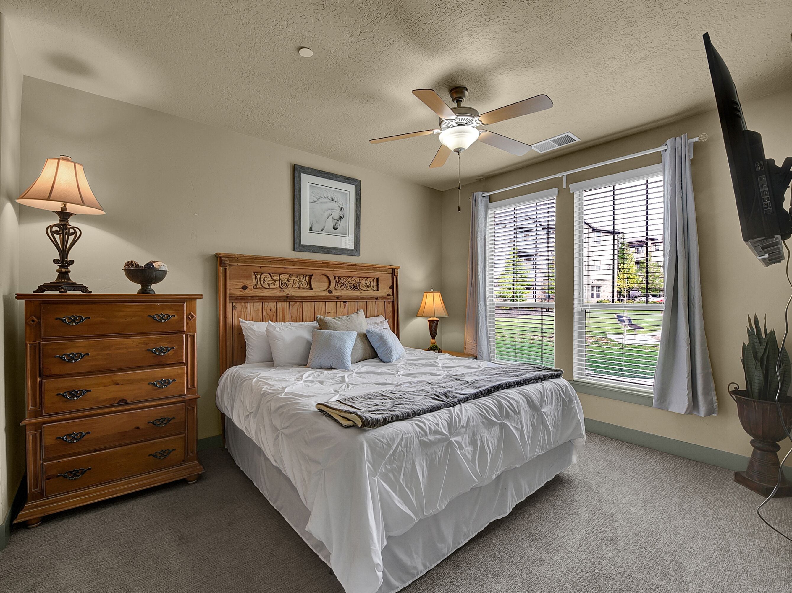Large King Suite, Comfy Beds, Pool, Hot Tub, Gym, Wi-fi