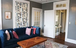 TV connectée, livres, espaces bureaux