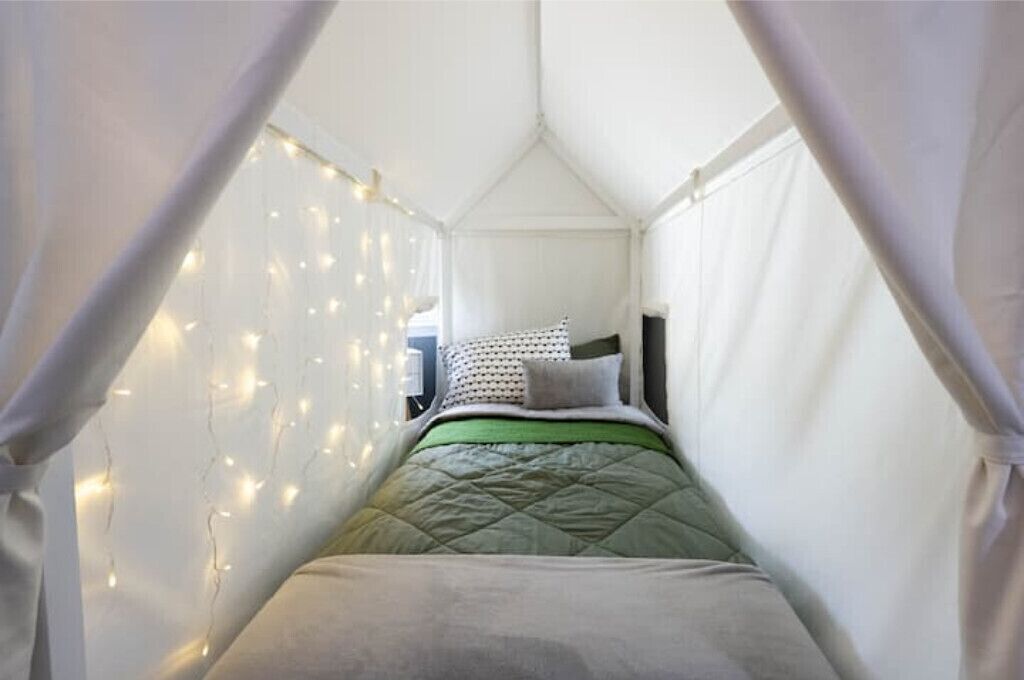 2 soverom, skrivebord, strykejern/-brett og wi-fi (inkludert)