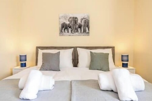 Luxury 3 Bed house, sleeps 8 people, with parking!