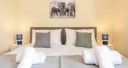 Luxury 3 Bed house, sleeps 8 people, with parking!