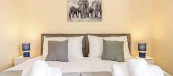 Luxury 3 Bed house, sleeps 8 people, with parking!