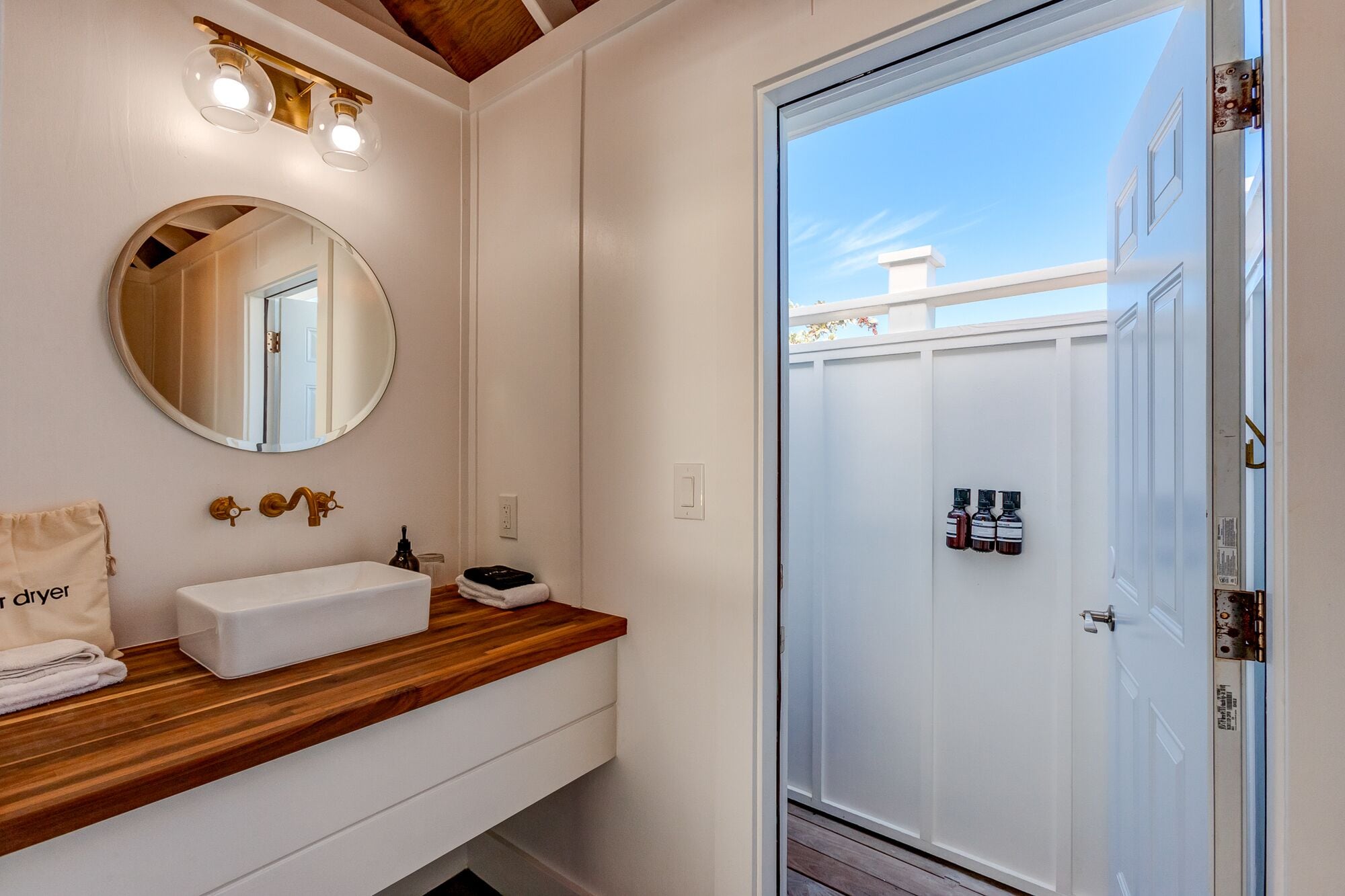 淋浴設備、淋浴花灑、吹風機、毛巾