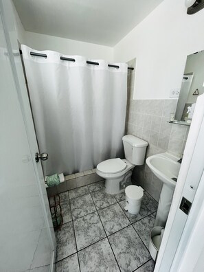 Ducha, cabezal de ducha tipo lluvia, toallas, jabón