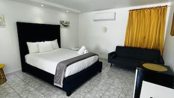 Deluxe Single Room | Down comforters, bed sheets