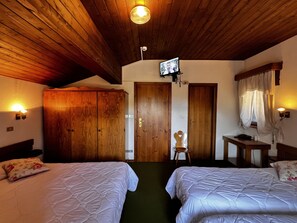 クラシック 4 人部屋 | セーフティボックス (室内)、デスク、防音設備、WiFi (無料)