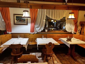 朝食 (�ビュッフェ)、毎日提供 (無料)