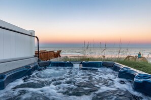 Outdoor spa tub - Manatee Manor Beachfront Retreat (Daytona Beach)