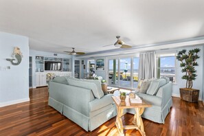 Smart TV, video games - Manatee Manor Beachfront Retreat (Daytona Beach)