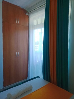 1 habitación, tabla de planchar con plancha, wifi y ropa de cama 