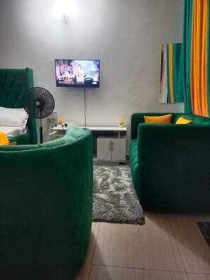 1 dormitorio, tabla de planchar con plancha, wifi y ropa de cama