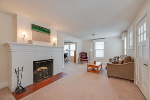 Interior - Olde Hampton, right in the center of Hampton Roads 2 (Hampton)