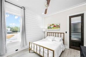 4 bedrooms, iron/ironing board, WiFi, bed sheets