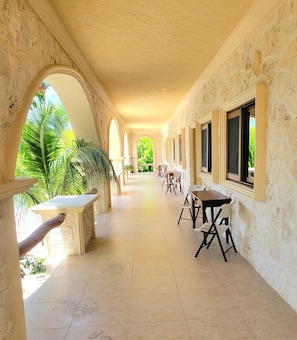 Outdoor dining - Secluded Mid-Island Hacienda (Isla Mujeres)