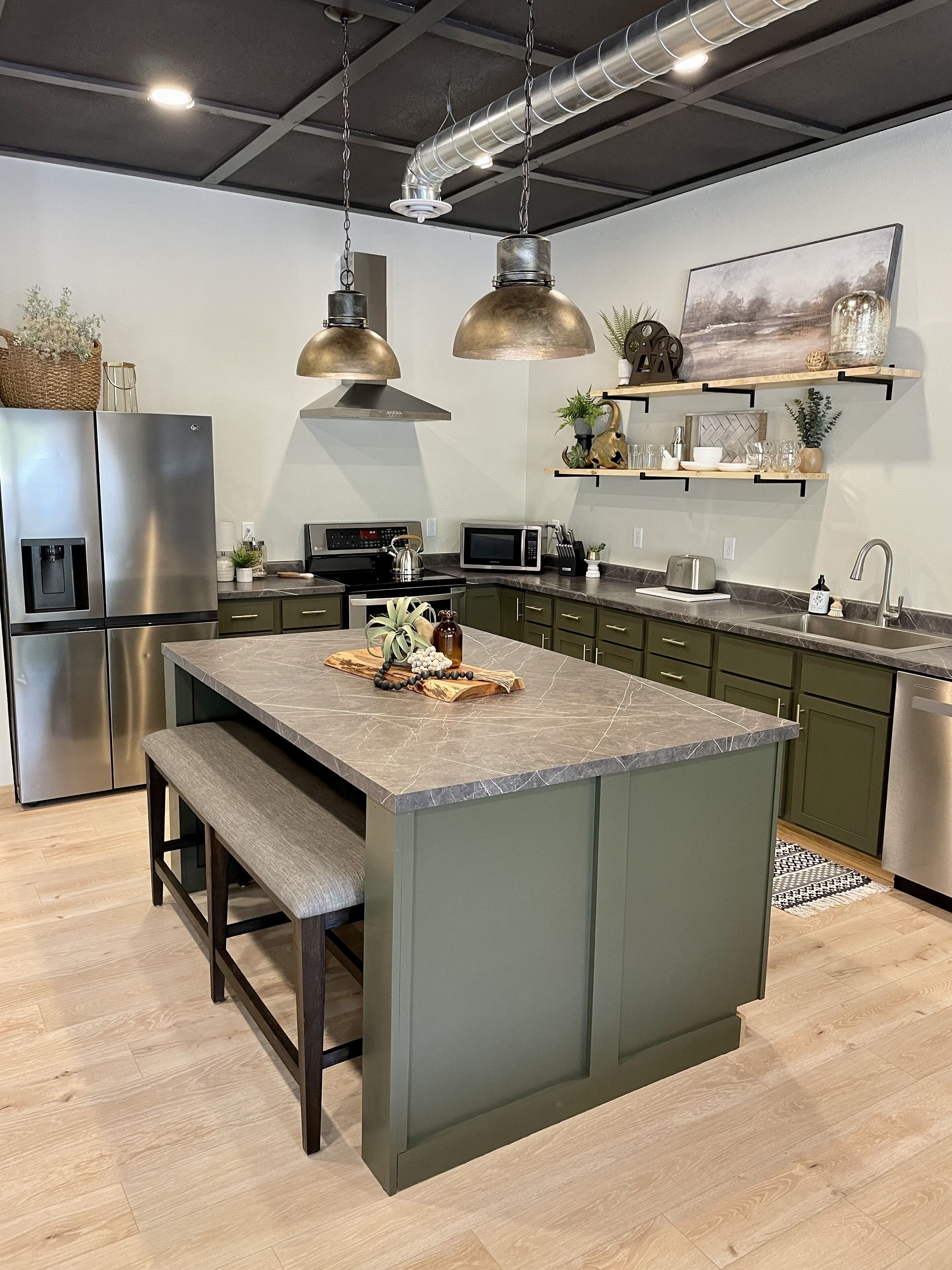 Four à micro-ondes, un four, surface de cuisson, lave-vaisselle