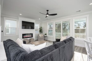 Flachbildfernseher, Kamin, Tischtennisplatte