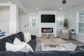 Flachbildfernseher, Kamin, Tischtennisplatte
